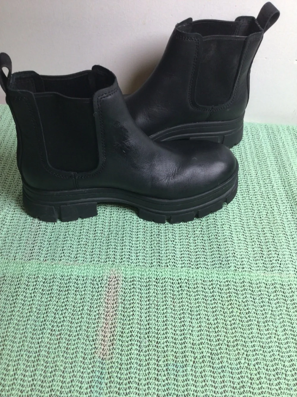 Ugg  leather slip on ankle boots Textile lining with stretch elastic   SZ 7